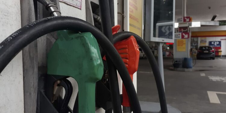 Preço da gasolina para as distribuidoras sofre aumento e chega a R$ 3,31
