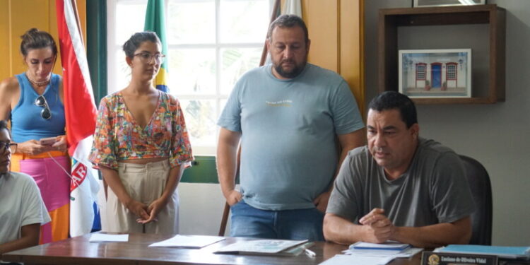 Paraty oferece transporte gratuito para estudantes universitários