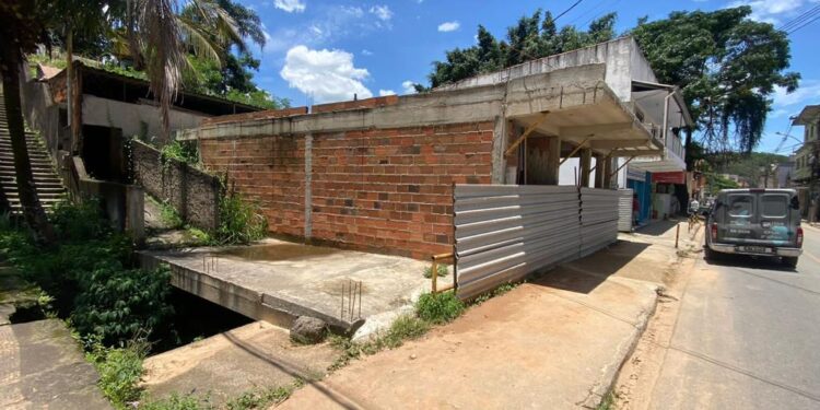 Polícia Ambiental flagra construção irregular em cima de um córrego em Volta Redonda