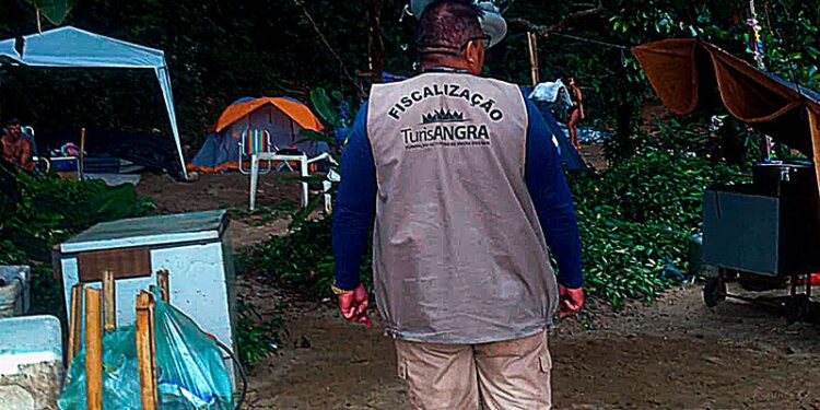 Camping ilegal é desmobilizado na Praia da Sororoca