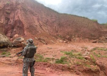 Polícia Ambiental flagra extração irregular mineral em Paraty