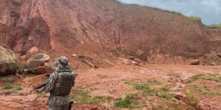 Polícia Ambiental flagra extração irregular mineral em Paraty