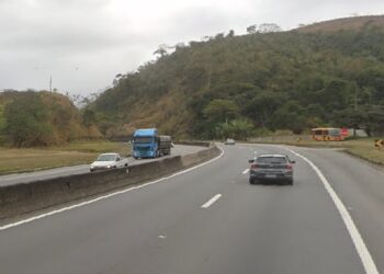 Acidente entre dois carros deixa feridos na Via Dutra
