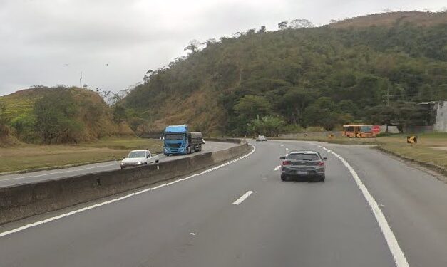 Acidente entre dois carros deixa feridos na Via Dutra