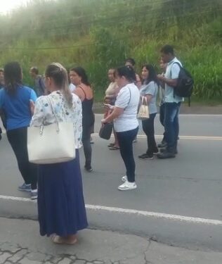 Moradores fazem manifestação no bairro Três Poços