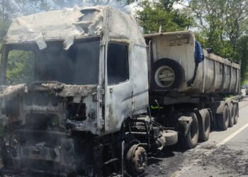 Carreta pega fogo na Dutra, em Barra Mansa