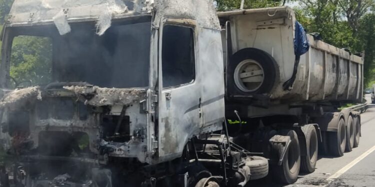 Carreta pega fogo na Dutra, em Barra Mansa