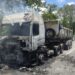 Carreta pega fogo na Dutra, em Barra Mansa