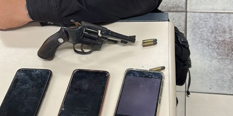 Dois homens são presos e dois menores apreendidos por porte de arma em VR