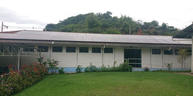 Apadefi Volta Redonda instala unidade de produção de energia solar em sua sede