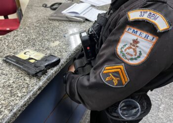 Idoso é detido com simulacro de arma em Volta Redonda
