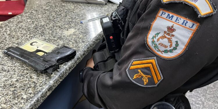 Idoso é detido com simulacro de arma em Volta Redonda