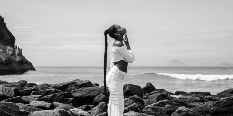 Cantora Karen Silva lança música “Neurose”