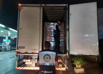Caminhão com carga de cachaça é multado em quase R$ 200 mil