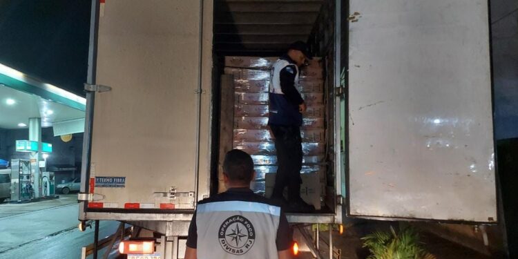 Caminhão com carga de cachaça é multado em quase R$ 200 mil
