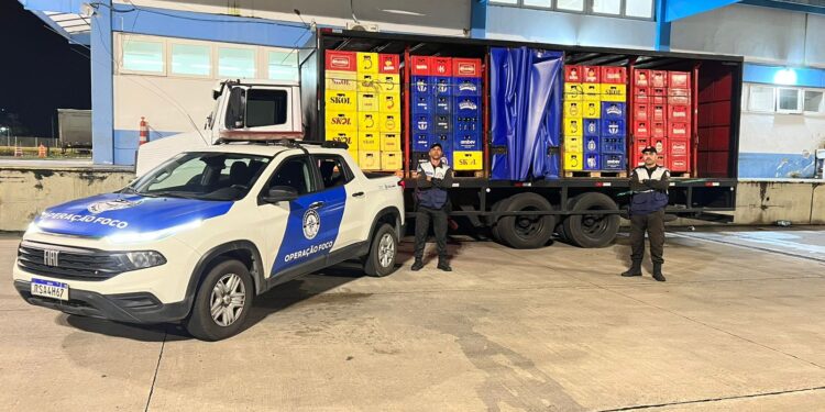 Mais de 10 mil garrafas de cerveja são apreendidas sem nota fiscal na Dutra, em Itatiaia