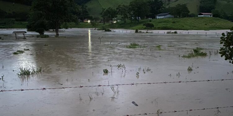 Cheia do Rio Bananal pode atingir Barra Mansa nas próximas horas