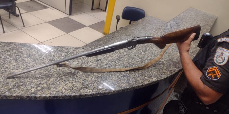 Homem é detido com espingarda em Paraty
