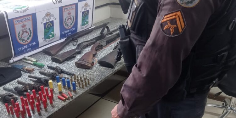 Polícia Militar apreende grande quantidade de armas e munições em Miguel Pereira