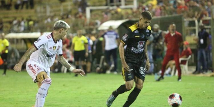 Voltaço sai na frente, mas perde de virada para o Flamengo no Raulino