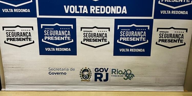 Homem que fumava maconha é preso com nota falsa em Volta Redonda