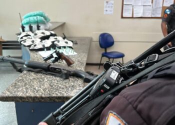 Suspeitos de tráfico são flagrados com armas e drogas no Siderlândia, em Barra Mansa