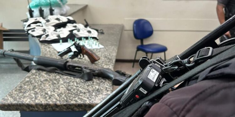Suspeitos de tráfico são flagrados com armas e drogas no Siderlândia, em Barra Mansa