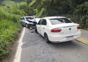 Taxista invade contramão e causa acidente grave na RJ 155