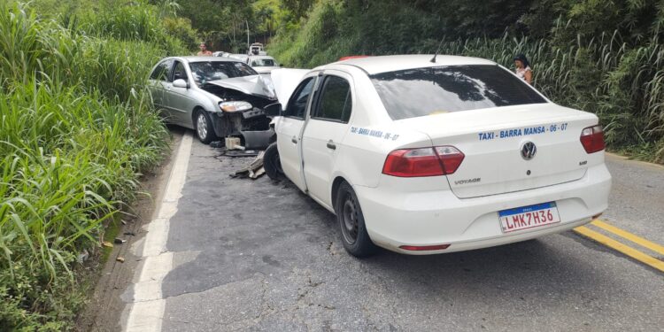 Taxista invade contramão e causa acidente grave na RJ 155