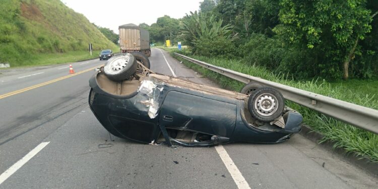 Grávida de gêmeos fica ferida em capotamento na Rodovia Lúcio Meira