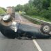 Grávida de gêmeos fica ferida em capotamento na Rodovia Lúcio Meira