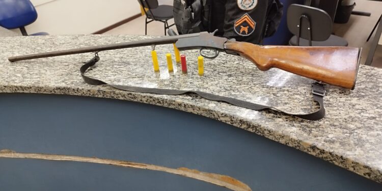 Homem é detido com espingarda calibre 28 em Barra Mansa