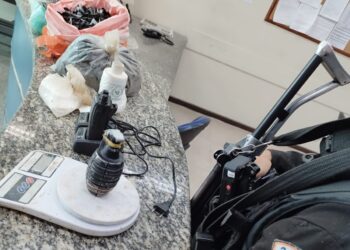 Jovem é preso com granada e material para endolação de drogas em Barra Mansa