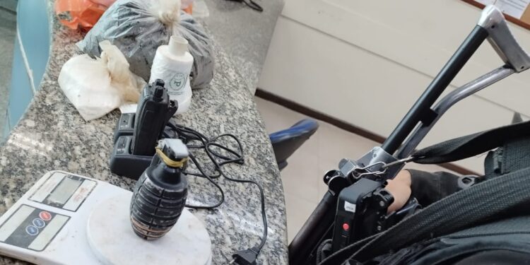 Jovem é preso com granada e material para endolação de drogas em Barra Mansa