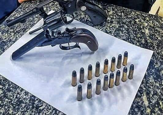 Armas e munições que seriam negociadas com criminosos são apreendidas em Vassouras