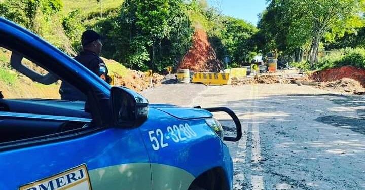 Interdição da RJ-153 é feita com apoio da PM