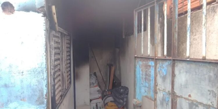 Homem agride companheira e incendeia casa da família após discussão em Resende
