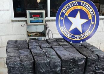 Receita flagra 778 quilos de cocaína escondida junto a carga de minério