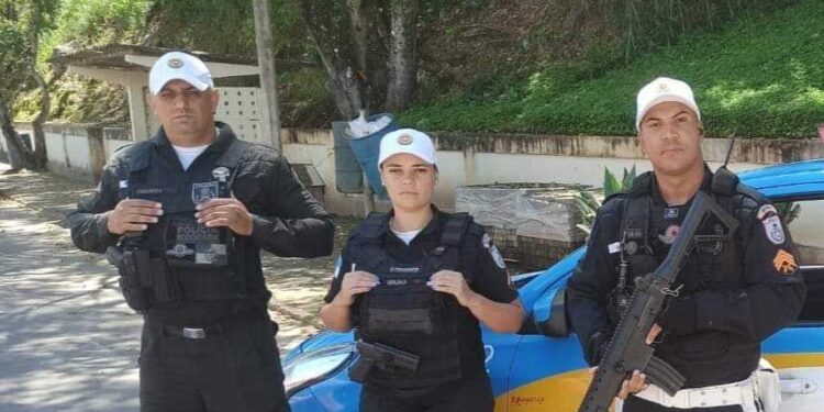 Mulher é socorrida por policiais após dar à luz em casa