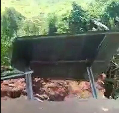 Ponto de ônibus desaba em Barra Mansa; veja vídeo impressionante