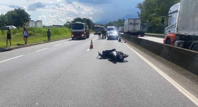 Motociclista morre após atropelar cachorro na Via Dutra