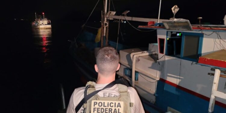 Pesca ilegal é combatida na Baía da Ilha Grande, em Angra dos Reis