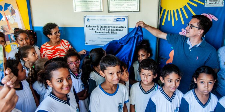 Pinheiral entrega melhorias em escolas na área rural