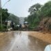 Deslizamento bloqueia RJ 155 e populares se mobilizam para liberar a estrada em Barra Mansa