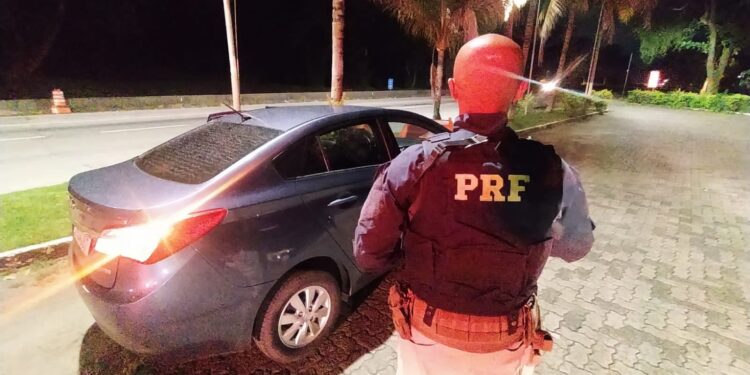 Carro clonado é recuperado na Via Dutra