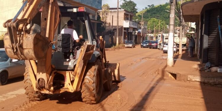 Após estragos devido temporal, a quarta-feira foi de limpeza em Volta Redonda