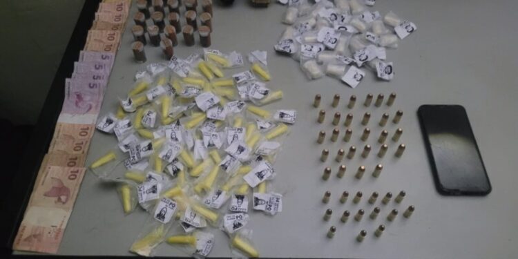 Relógios e drogas são apreendidos com suspeitos que tentaram fugir da PM em Resende