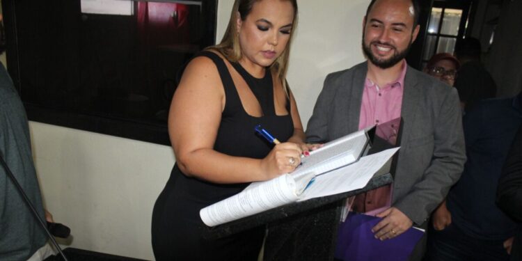 Em uma semana de mandato, Paola da Pizzaria protocola 10 Projetos de Lei