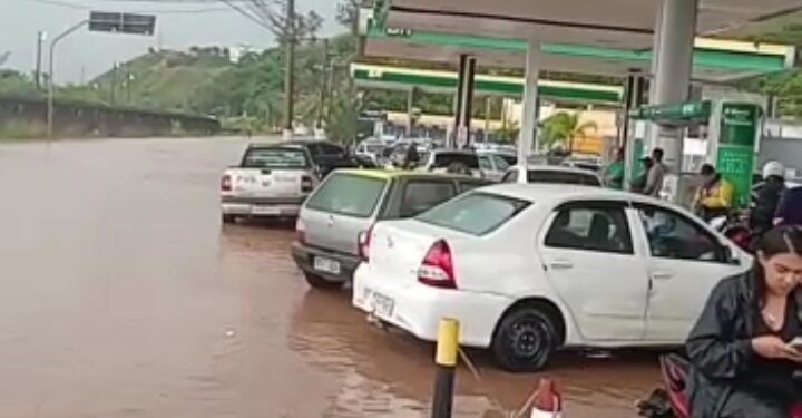 Chuva: Motoristas bloqueados na Av. Sérgio Braga e vários pontos alagados em Barra Mansa