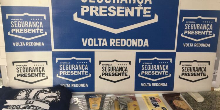 Suspeito de furto tenta fugir pelo telhado de loja mas é capturado em Volta Redonda